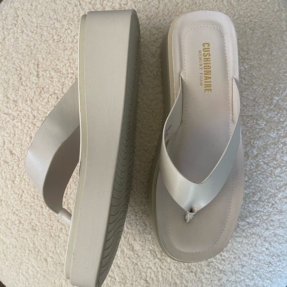 Cushionaire Platform Sandals - Picture 2 of 3